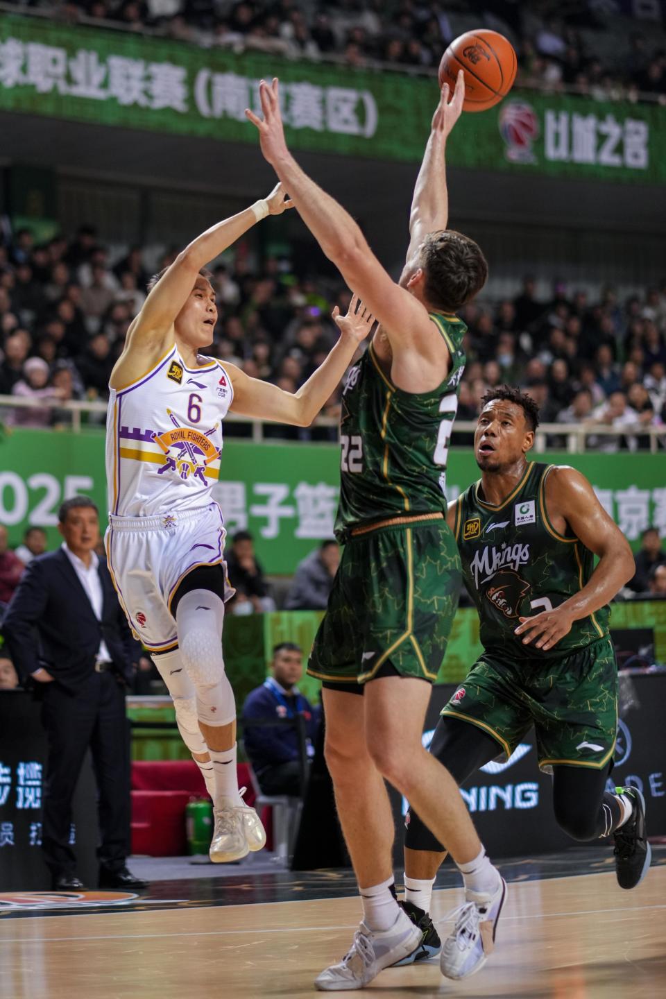 巴黎圣日耳曼迎CBA常规赛关键赛，转会期再遭质疑，管理层满意，年轻球员得到机会的简单介绍